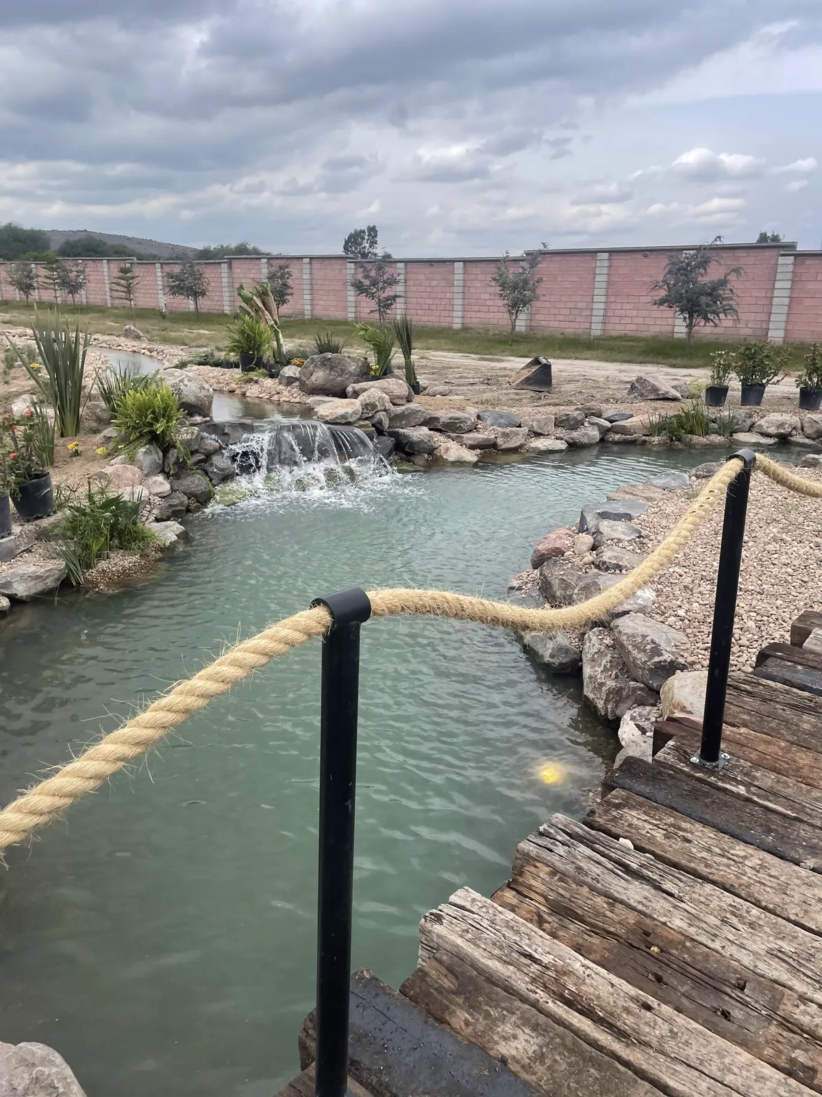 Cascada y puente de madera sobre un estanque