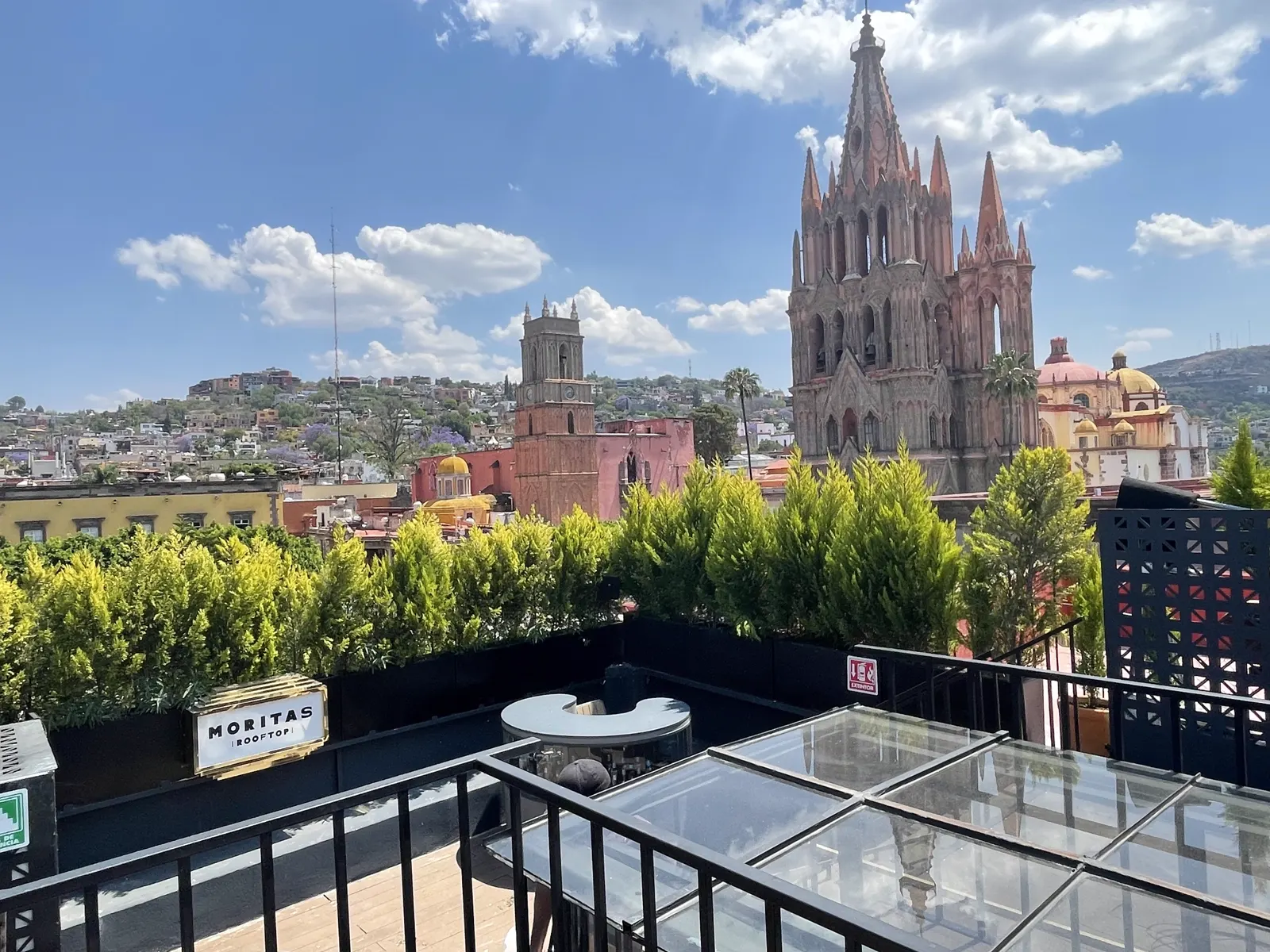 Terraza jardinada con vista a la Parroquia de San Miguel Arcángel